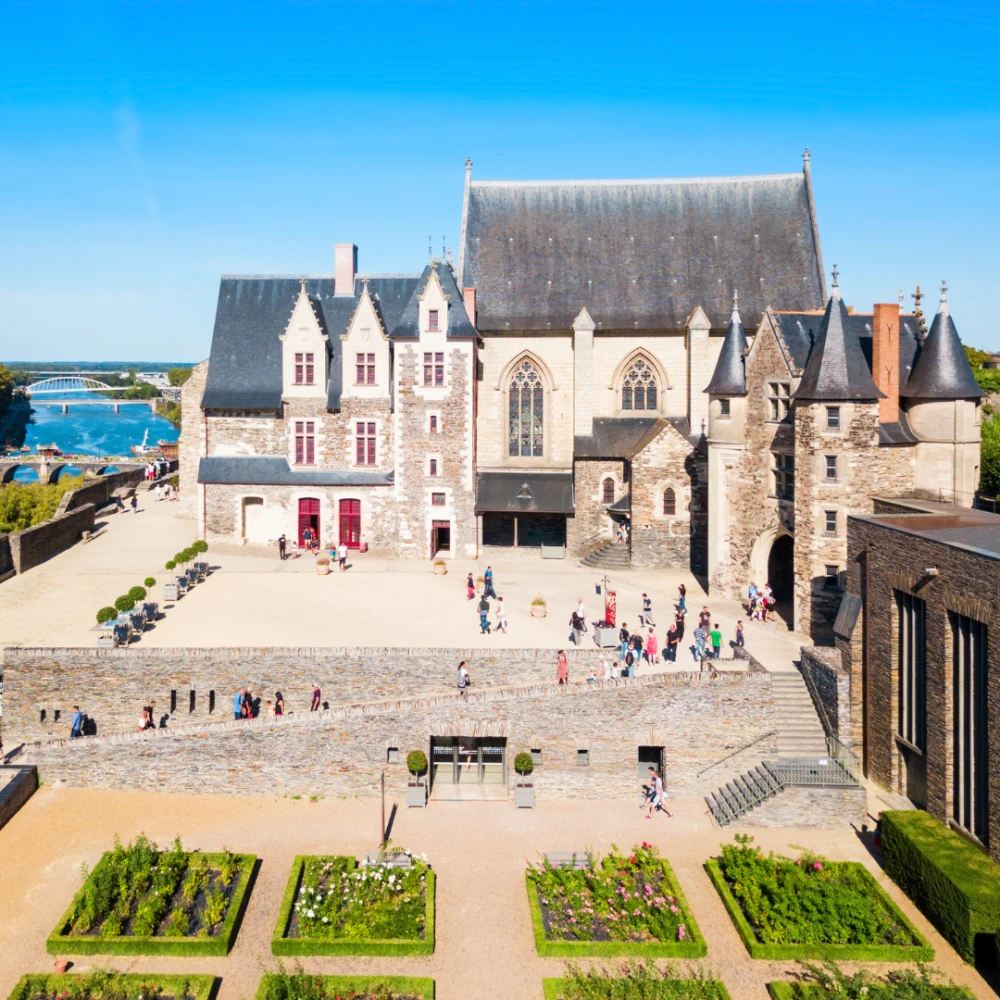 Angers : de la forteresse médiévale à la résidence des ducs d'Anjou